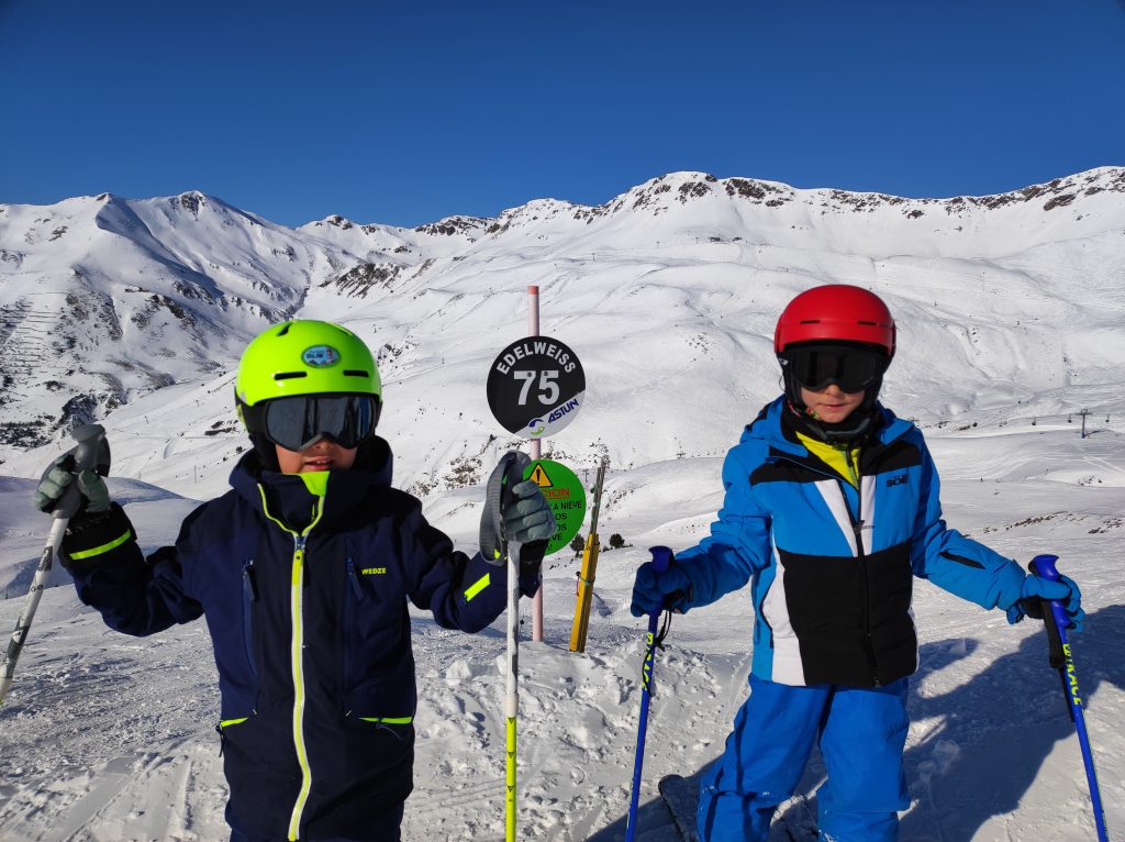 Alumnos preparados para bajar su primera pista negra en las clases esquí niños Astún