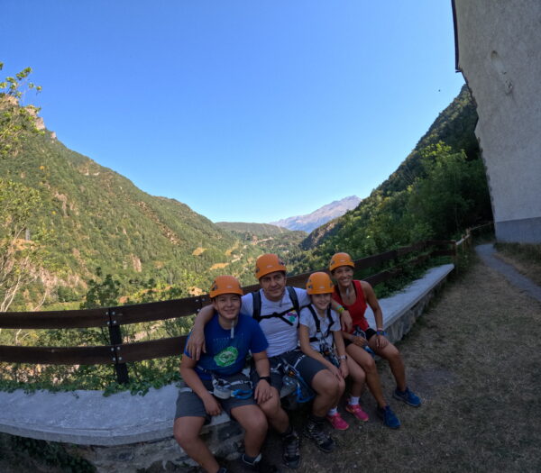 Guiaje de una Vía Ferrata de Santa Elena en el Pirineos para niños