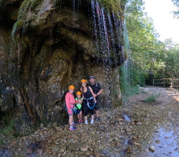 Guiaje de una Vía Ferrata de Santa Elena en el Pirineos para niños
