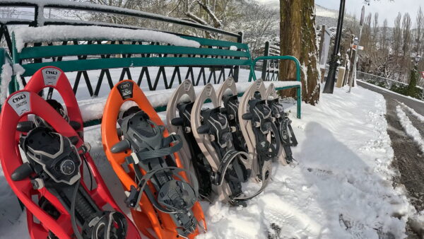 Raquetas de nieve de la marca Leki preparadas para una salida de raquetas de nieve en Jaca