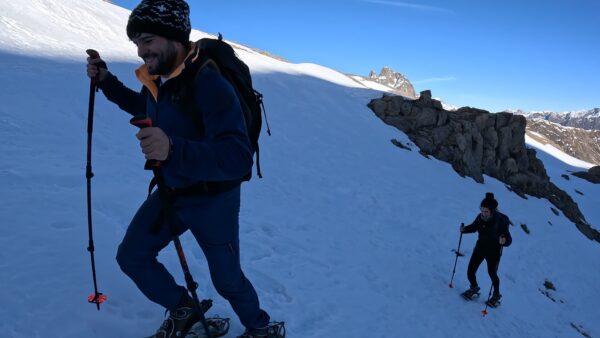 Participantes de una ruta de raquetas de nieve en Formigal caminando hacia el Portalet