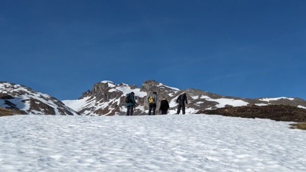 Grupo de amigos disfrutando de una salida de raquetas de Nieve en Formigal