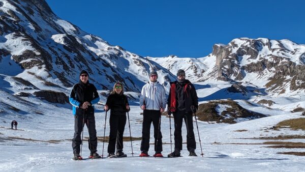 Grupo de amigos realizando raquetas de nieve en Formigal