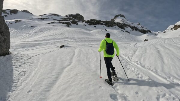 Participante de una ruta de raquetas de nieve en Formigal camina hacia el Portalet