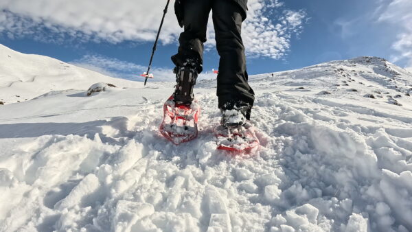 Realizando una ruta de raquetas de nieve en Formigal