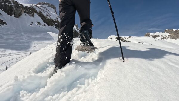 Excursionista camina con sus raquetas de nieve por el valle de Tena