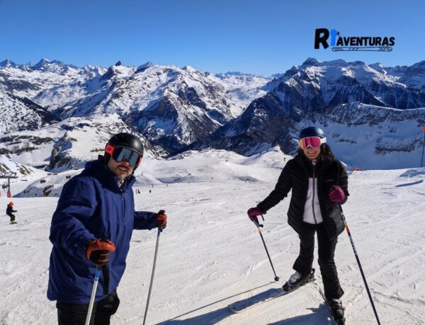 Vistas espectaculares del Pirineo Aragonés. Los alumnos de las clases de esquí en Candanchú pueden disfrutar de vistas privilegiadas